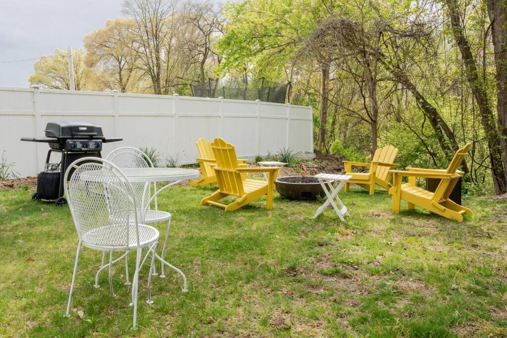 Campfire Cottage Fireplace, Fire Pit & No Chores! Kingston Exterior photo